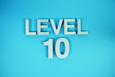 Mavi arkaplanda 10. seviye alfabe harfleri