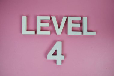 Pembe arka planda Seviye 4 alfabe harfleri