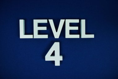 Lacivert arka planda Seviye 4 alfabe harfleri