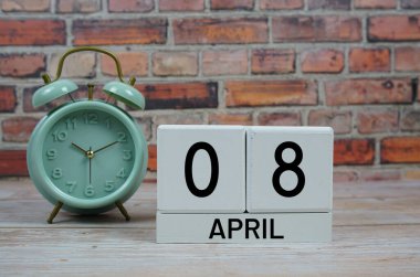 Tahta Takvim 8 Nisan 'ı gösteriyor. 8 Nisan ayı.