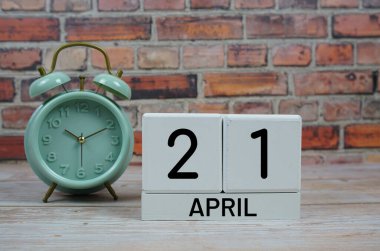 Ahşap Takvim 21 Nisan 'ı gösteriyor. 21 Nisan ayı.