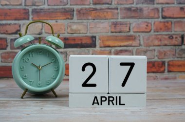 Tahta Takvim 27 Nisan 'ı gösteriyor. Nisan 'ın 27' si