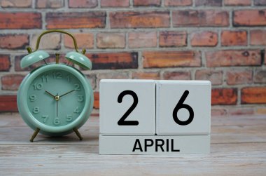 Tahta Takvim 26 Nisan 'ı gösteriyor. 26 Nisan ayı.