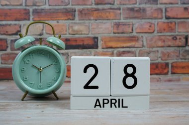 Ahşap Takvim 28 Nisan 'ı gösteriyor. Nisan 'ın 28' i