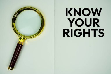 Not defterinin arka planında büyüteç düzlüğü olan Haklar metninizi bilin