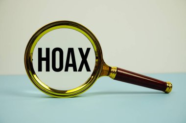 Mavi arkaplan üzerinde büyütme ile uydurma metin