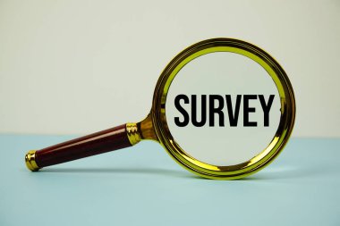 Sarı arkaplan üzerinde büyütme ile anket metni