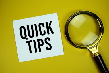 Sarı arka planda büyüteç düzlüğü olan kağıt kart üzerindeki hızlı ipuçları metni