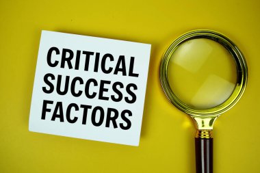 Kritik Başarı Faktörleri, sarı zemin üzerinde büyüteç düz yatıyordu