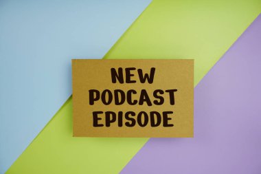 Mor yeşil ve mavi geometrik arkaplan üzerine kağıt üstü görünümü üzerine yazılmış Yeni Poscast Bölüm metni