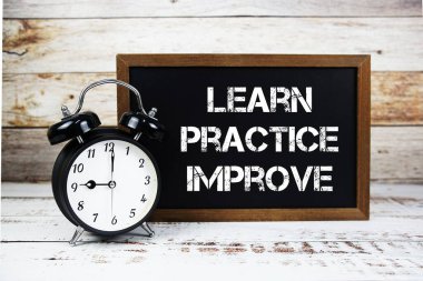 Tahta arkaplanda metin iletisini ve alarm saatini geliştirmeyi öğren