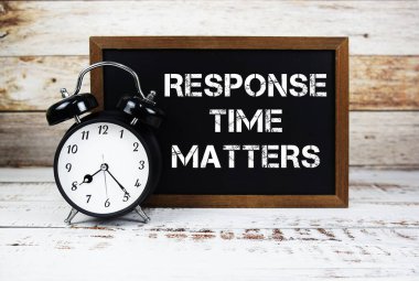 Yanıt Zamanı Meseleleri Tahta arkaplanda mesaj ve alarm saati