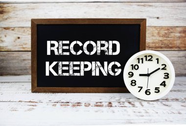 Kayıt Kaydı: Tahta arkaplanda mesaj ve alarm saati tutuluyor