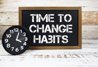 Ahşap arkaplanda alışkanlıkları değiştirme zamanı.