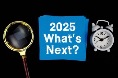 2025 Sırada ne var? Siyah arkaplanda büyüteç ve alarm saati olan metin
