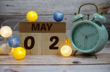 Tahta Takvim 2 Mayıs 'ı gösteriyor. 2 Mayıs 'ta.