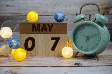 Tahta Takvim 7 Mayıs 'ı gösteriyor. 7 Mayıs 'ta