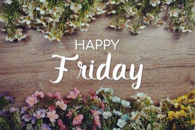 Ahşap arka planda çiçek desenli Mutlu Cuma mesajları