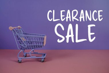 Mor ve pembe geometrik arkaplanlı tramvay alışveriş arabası ile indirimli metin