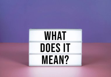 Bu ne anlama geliyor? Mor ve pembe geometrik arkaplanda LED ışık kutusu üzerine metin