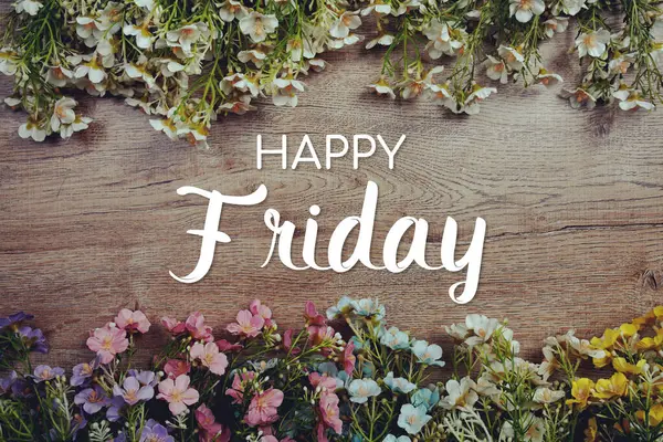 Ahşap arka planda çiçek desenli Mutlu Cuma mesajları