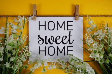 Home Sweet Home metin on paper card üzerinde çiçek açan süsleme sarı arka planda