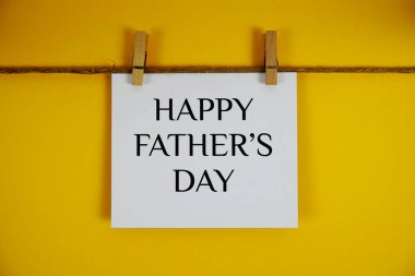 Sarı arka planda kağıt üzerinde Babalar Günü mesajınız kutlu olsun.