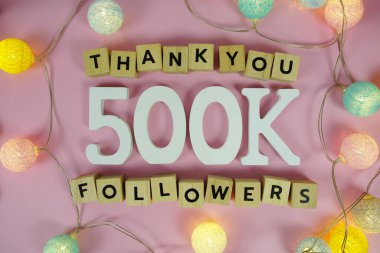 Teşekkürler 500.000, 500.000 takipçiler sosyal medya abonelerini ve takipçilerini tebrik ediyor ve kutluyorlar.