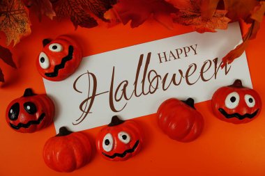 Turuncu arkaplandaki element dekorasyonlu Cadılar Bayramı metni