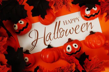 Turuncu arkaplandaki element dekorasyonlu Cadılar Bayramı metni