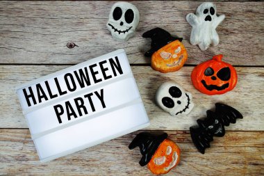 Ahşap arka planda element süslemeleri olan Cadılar Bayramı Partisi metni