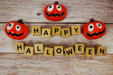 Ahşap arka planda element dekorasyonlu Cadılar Bayramı metni