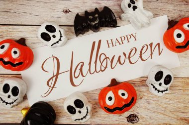 Ahşap arka planda element dekorasyonlu Cadılar Bayramı metni