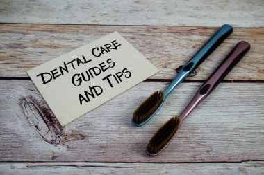 Diş Bakımı Rehberi ve Bahşiş metni ve ahşap arka planda diş fırçası