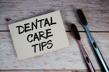 Diş Bakımı İpuçları metin ile ahşap arka planda diş fırçası