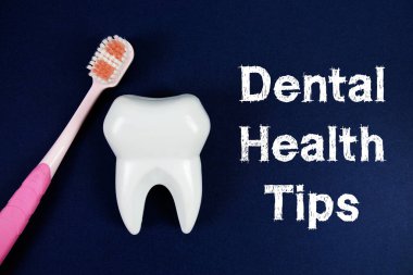 Diş Sağlığı İpuçları, lacivert arka planda diş fırçası ve figürlü metin