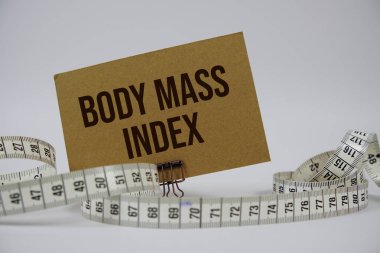 Beyaz arkaplanda alarm saati olan gövde kütle indeksi metni