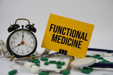 Alarm saati ve beyaz arkaplan üzerindeki şeritli işlevsel tıp metni