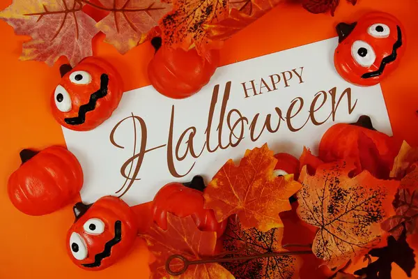 Turuncu arkaplandaki element dekorasyonlu Cadılar Bayramı metni