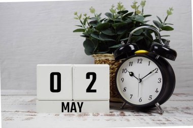 Tahta Takvim 2 Mayıs 'ı gösteriyor. 2 Mayıs 'ta.