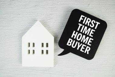 İlk Ev Alıcısı konuşma balonunda ev modeli somut arka planda olan kısa mesaj