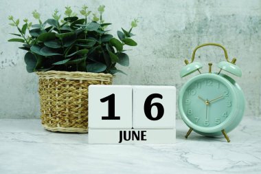 Tahta Takvim 16 Haziran 'ı gösteriyor. 16. gün