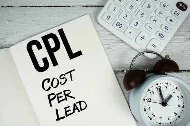 Kağıt defter üzerinde kurşun başına CPL Maliyeti metni alarm saati ve tahta zemin üzerinde hesap makinesi ile