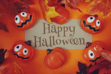 Turuncu arkaplandaki element dekorasyonlu Cadılar Bayramı metni