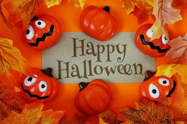 Turuncu arkaplandaki element dekorasyonlu Cadılar Bayramı metni