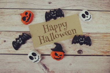 Ahşap arka planda element dekorasyonlu Cadılar Bayramı metni