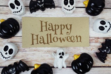 Ahşap arka planda element dekorasyonlu Cadılar Bayramı metni