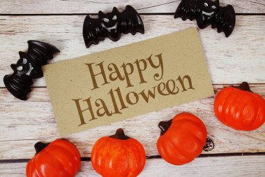 Ahşap arka planda element dekorasyonlu Cadılar Bayramı metni