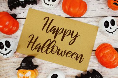 Ahşap arka planda element dekorasyonlu Cadılar Bayramı metni