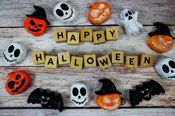 Ahşap arka planda element dekorasyonlu Cadılar Bayramı alfabesi harfleriniz kutlu olsun.